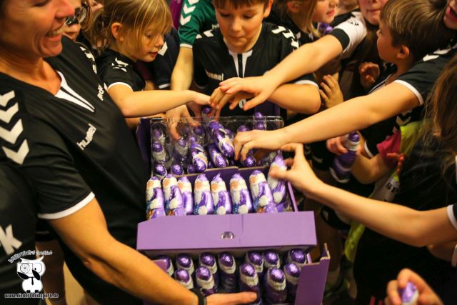Kinder des TV Aldekerk scharen sich um einen Karton mit Schokoladen-Nikoläusen